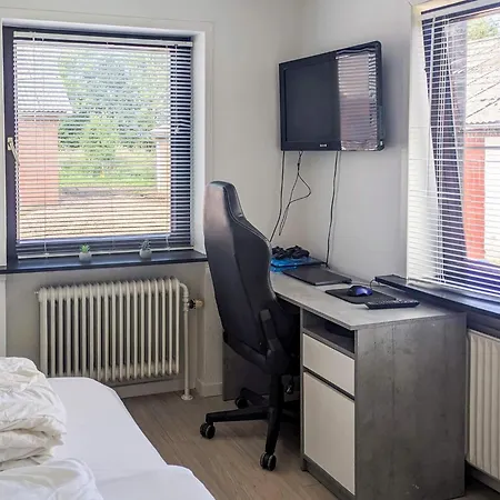 6 Person In Грам